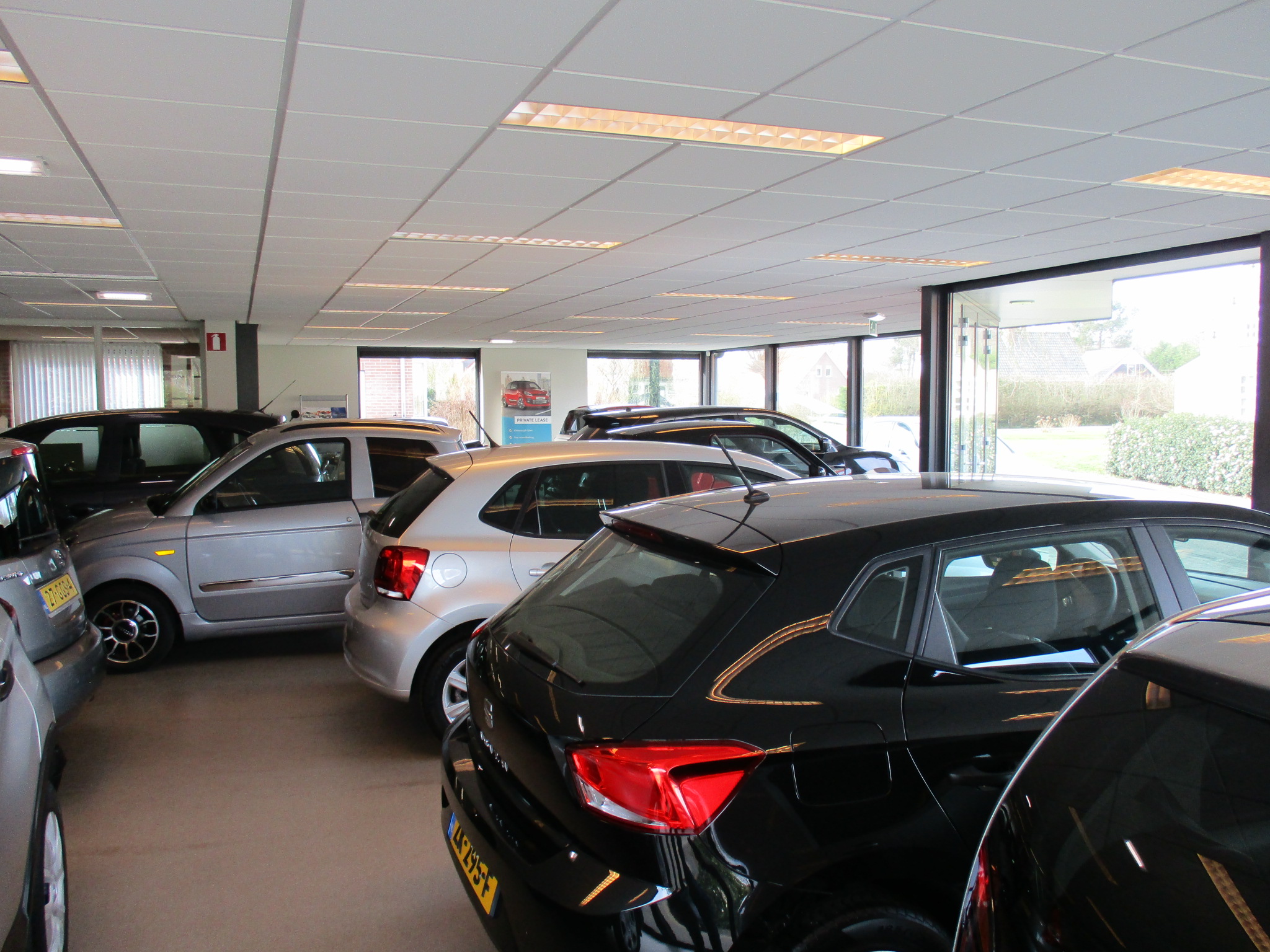 Binnen in de showroom van Garage Grinwis, met occasions