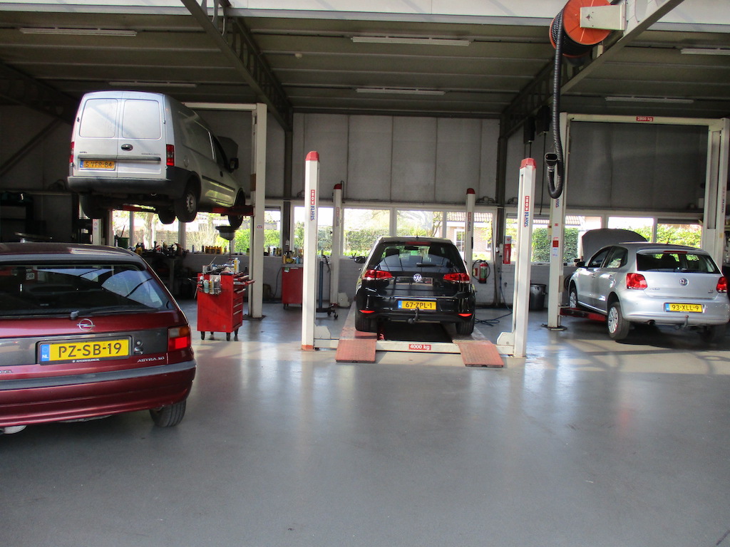 Monteurs aan het werk in de werkplaats van Garage Grinwis