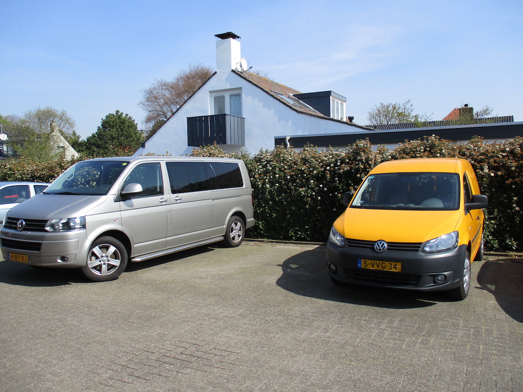 Uitleen-bedrijfswagens van Garage Grinwis op het terrein