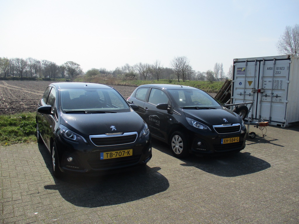 Uitleenauto's van Garage Grinwis op het terrein