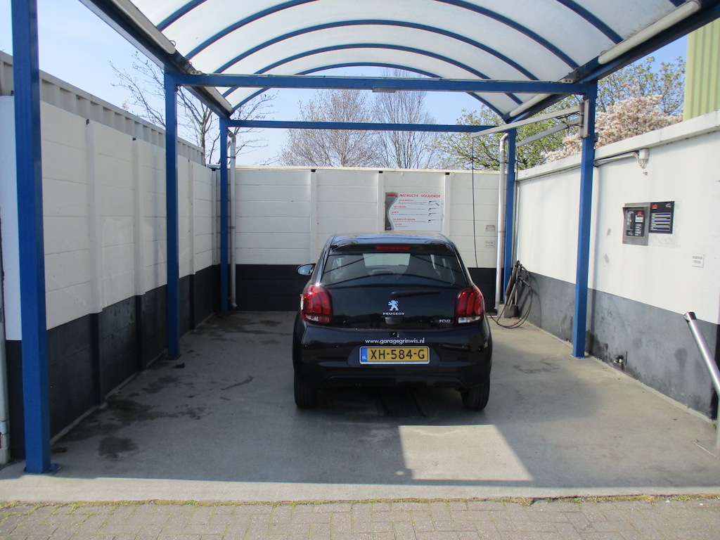 De doe-het-zelf wasplaats van Garage Grinwis onder de overkapping