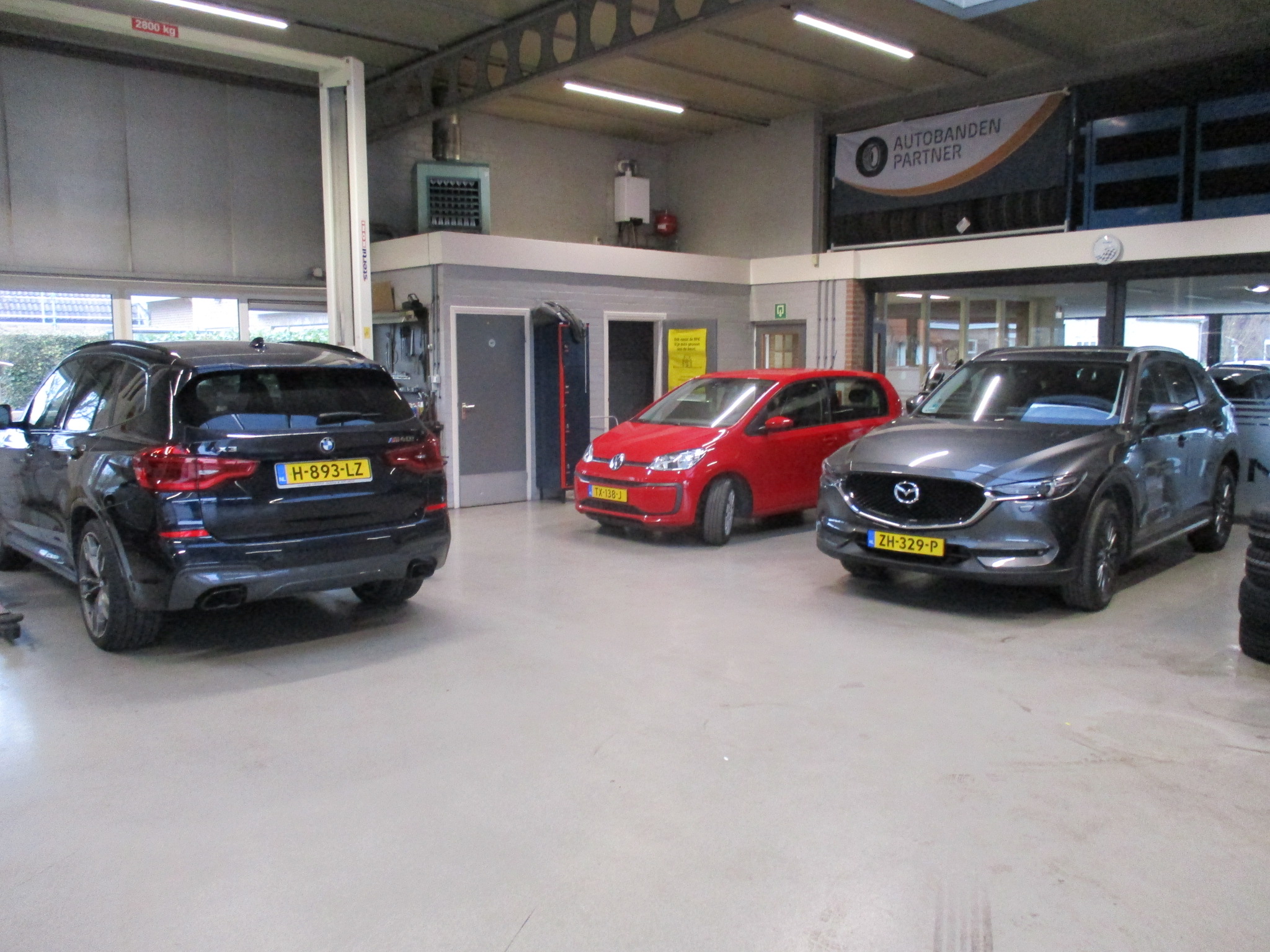 De werkplaats van Garage Grinwis met auto's en de balie op de achtergrond