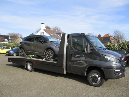 De ophaalwagen van Garage Grinwis met een auto erop